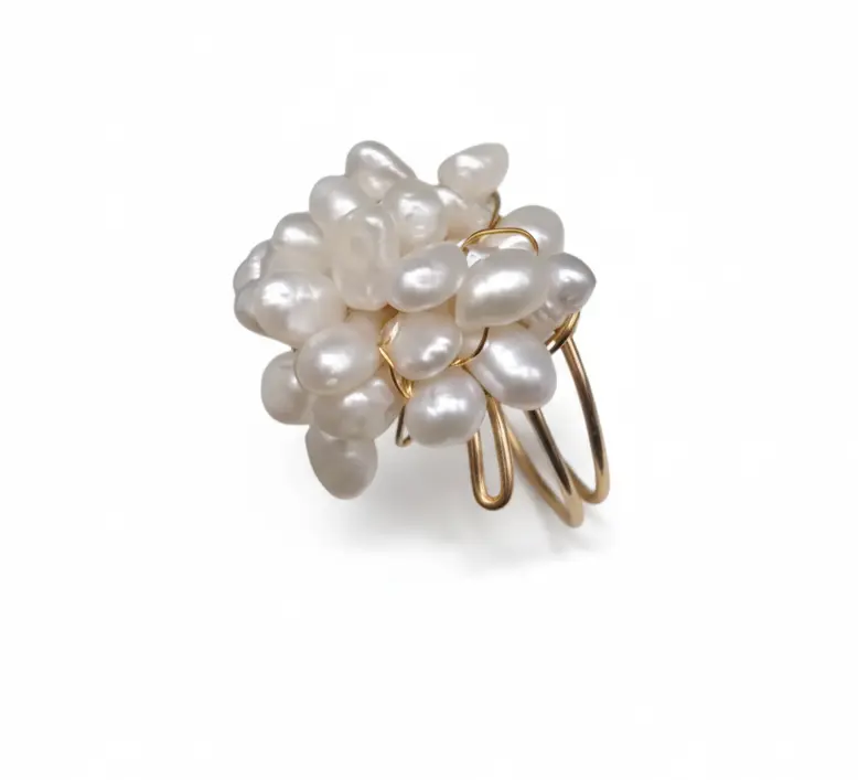 Busca autenticidad y significado. Pieza hecha a mano en España con Callitos de Perla. Disponible en Dorado y Plateado.